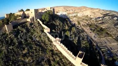 西班牙阿尔梅里亚古要塞阿尔卡扎巴防御墙-空中拍摄，包括阿尔梅里亚城市全景